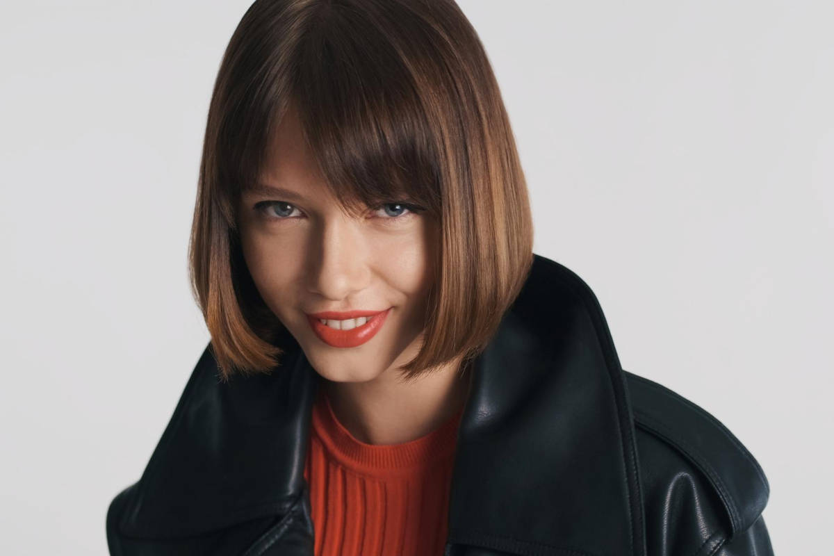 Je to najmodernejší strih pre stredne dlhé vlasy na túto jeseň, dodáva objem jemným vlasom a hodí sa ženám s okrúhlou tvárou.