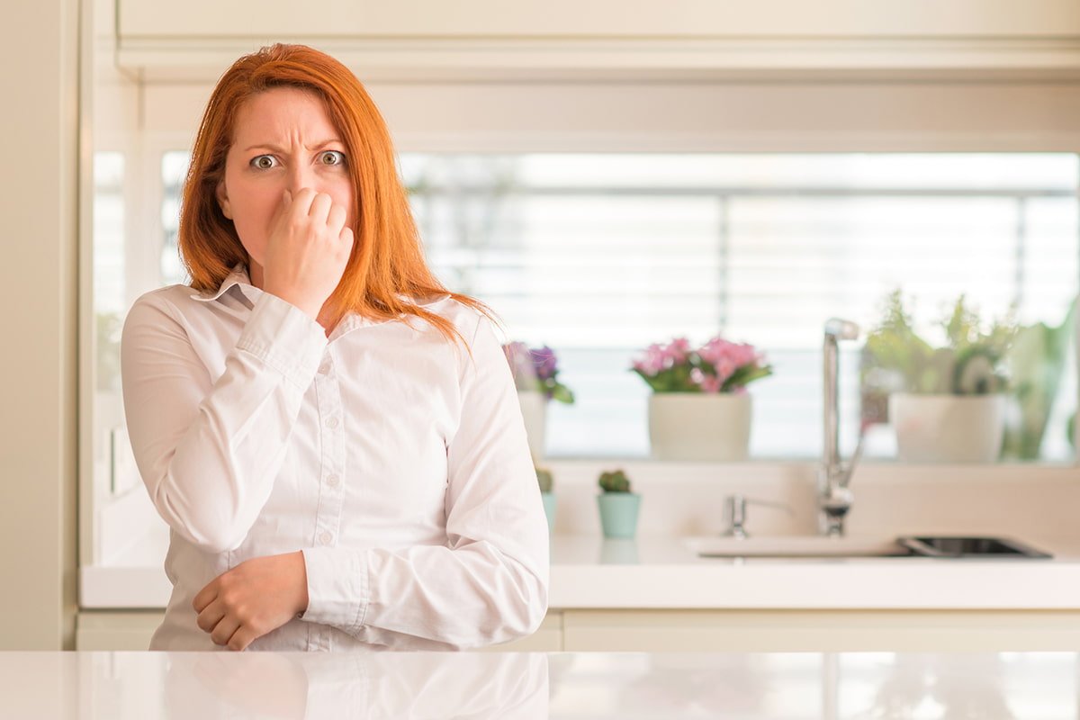 Ani bielidlo, ani ocot, ani sóda: zmes, ktorá odstráni zápach vlhkosti za pár sekúnd
