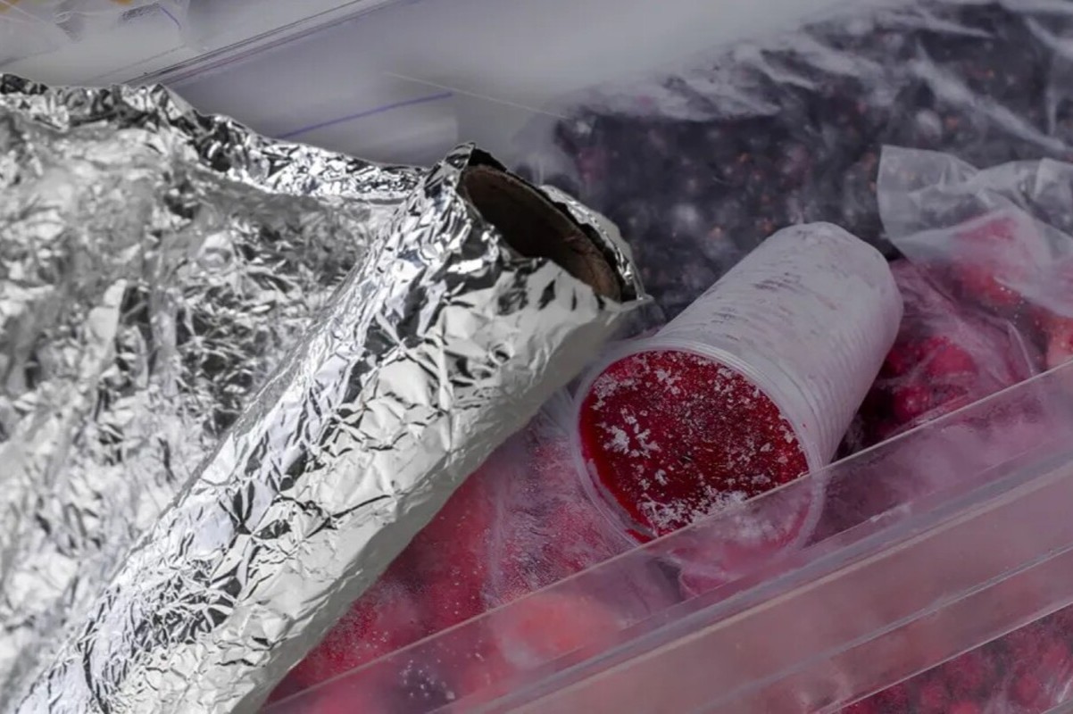 „Vyskúšal som metódu s hliníkovou fóliou v mrazničke a námraza takmer zmizla“ – takto ju môžete použiť u seba doma