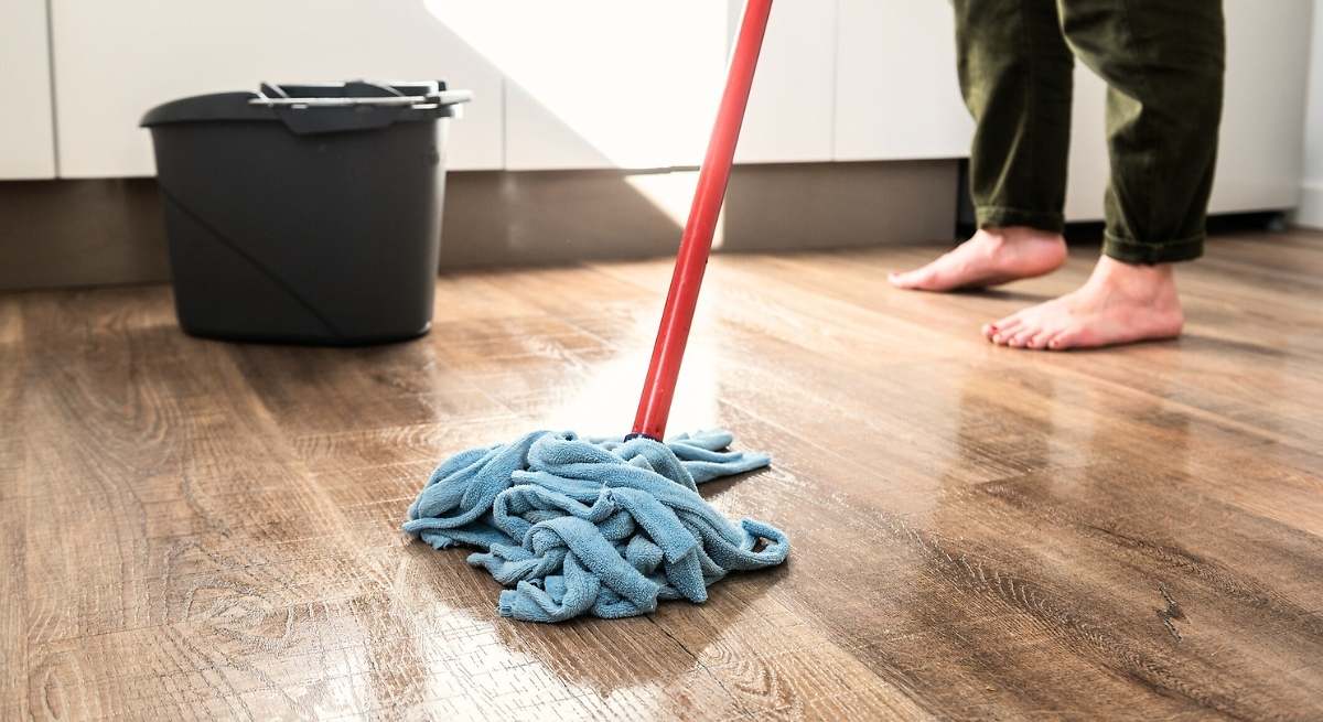 Lesklá podlaha bez škvŕn: domáci prostriedok na jej čistenie, aby vyzerala ako nová