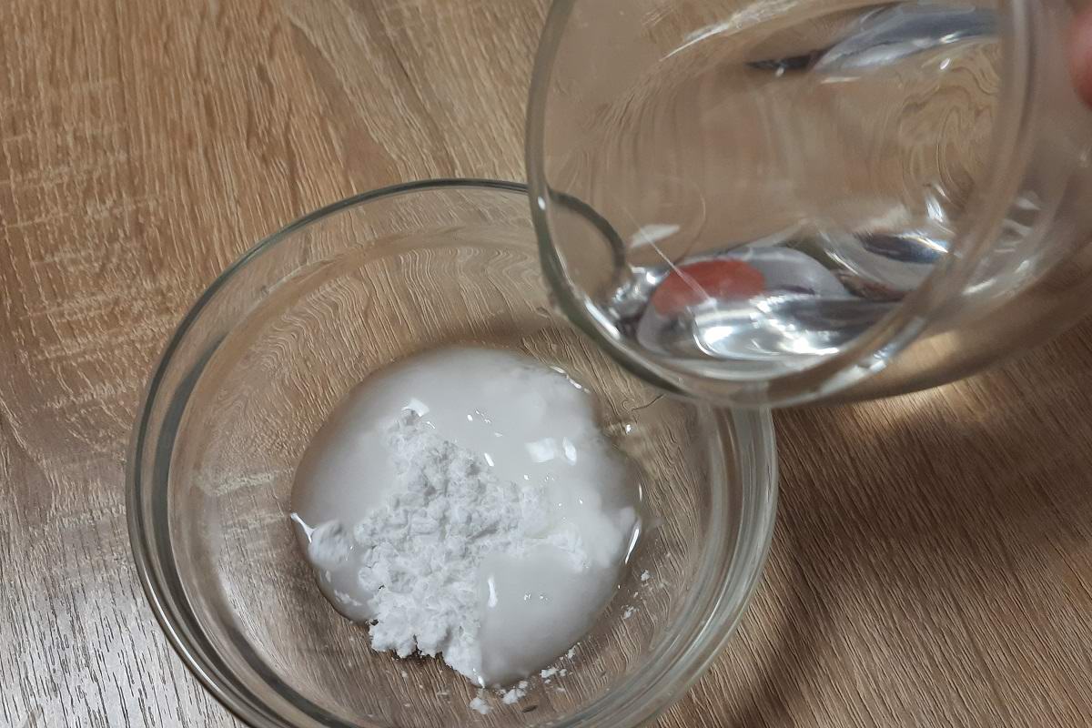Zmiešanie jedlej sódy s peroxidom vodíka: načo je to potrebné a prečo sa to odporúča