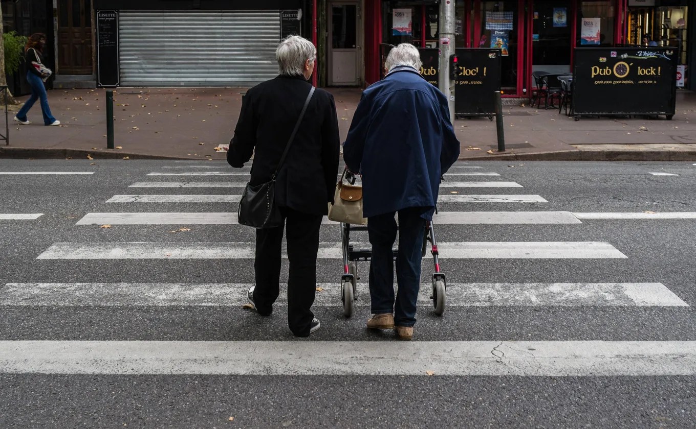 Psychologický význam mávania rukou na autá pri prechádzaní cez ulicu