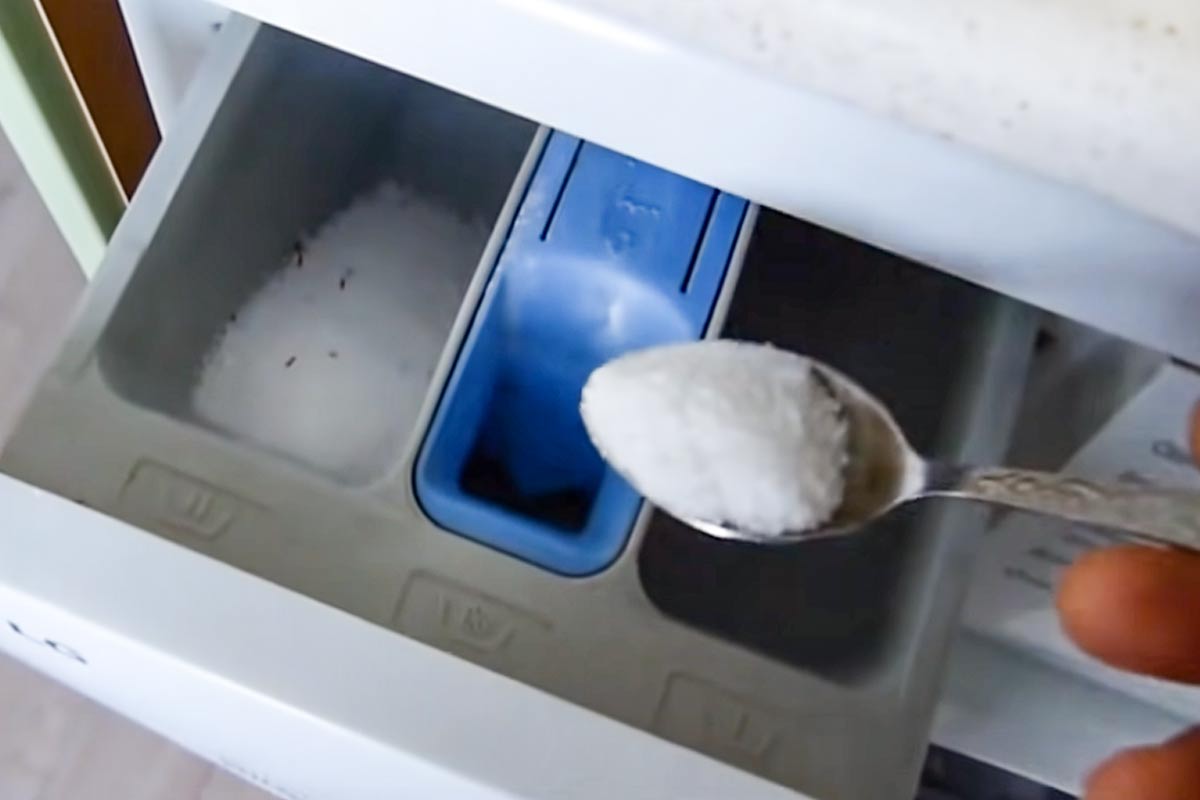 Pridávam niekoľko lyžíc do vody na pranie. Uteráky sú vždy hebké.