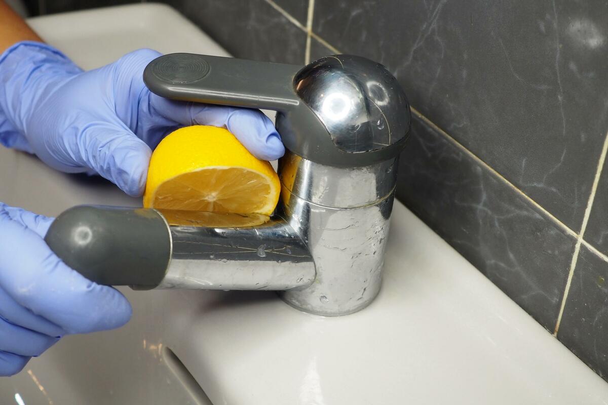 Žiaden ocot ani citrón: jednoduchá rada od profesionálov, ako okamžite odstrániť vodný kameň z vodovodných kohútikov