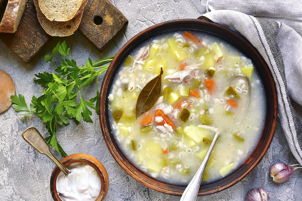 Uvarím uhorkovú polievku rovnako ako moja babička. Je to jednoduchý trik, ale dodáva polievke bohatú chuť.