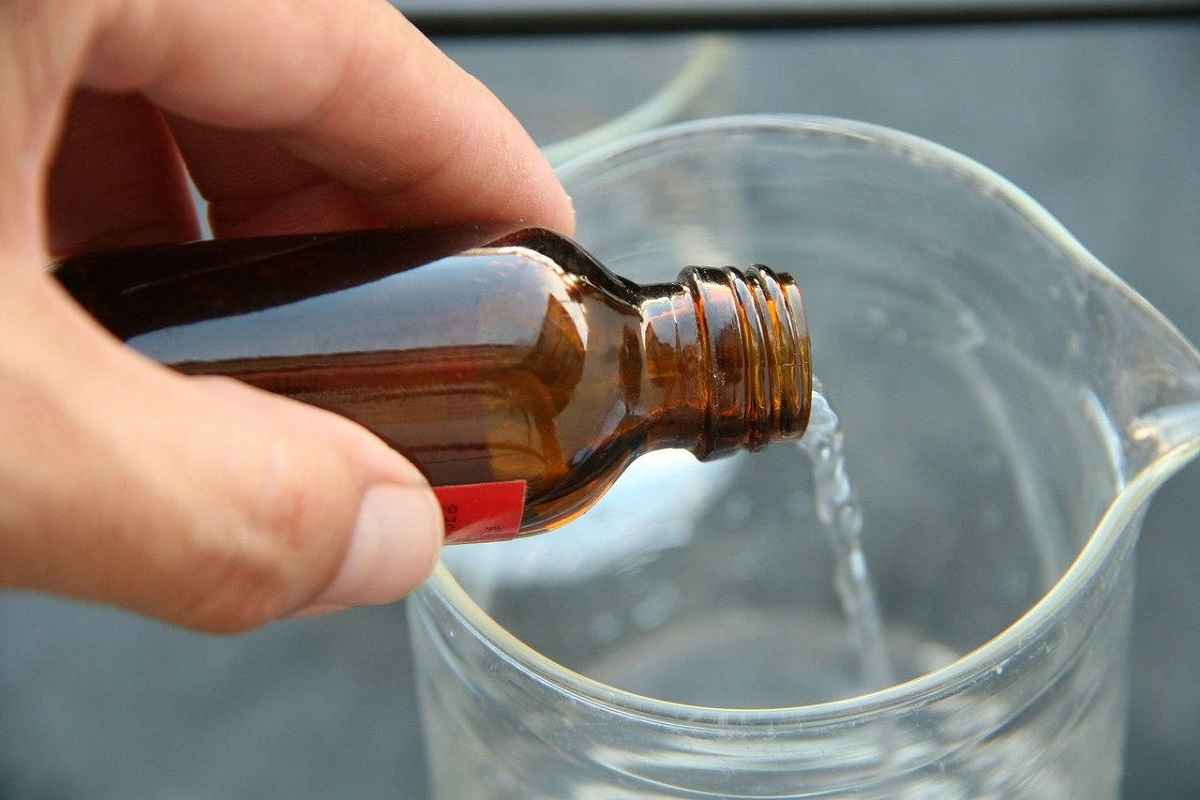Zmiešanie peroxidu vodíka s octom: načo je to potrebné a prečo sa odporúča používať práve túto kombináciu