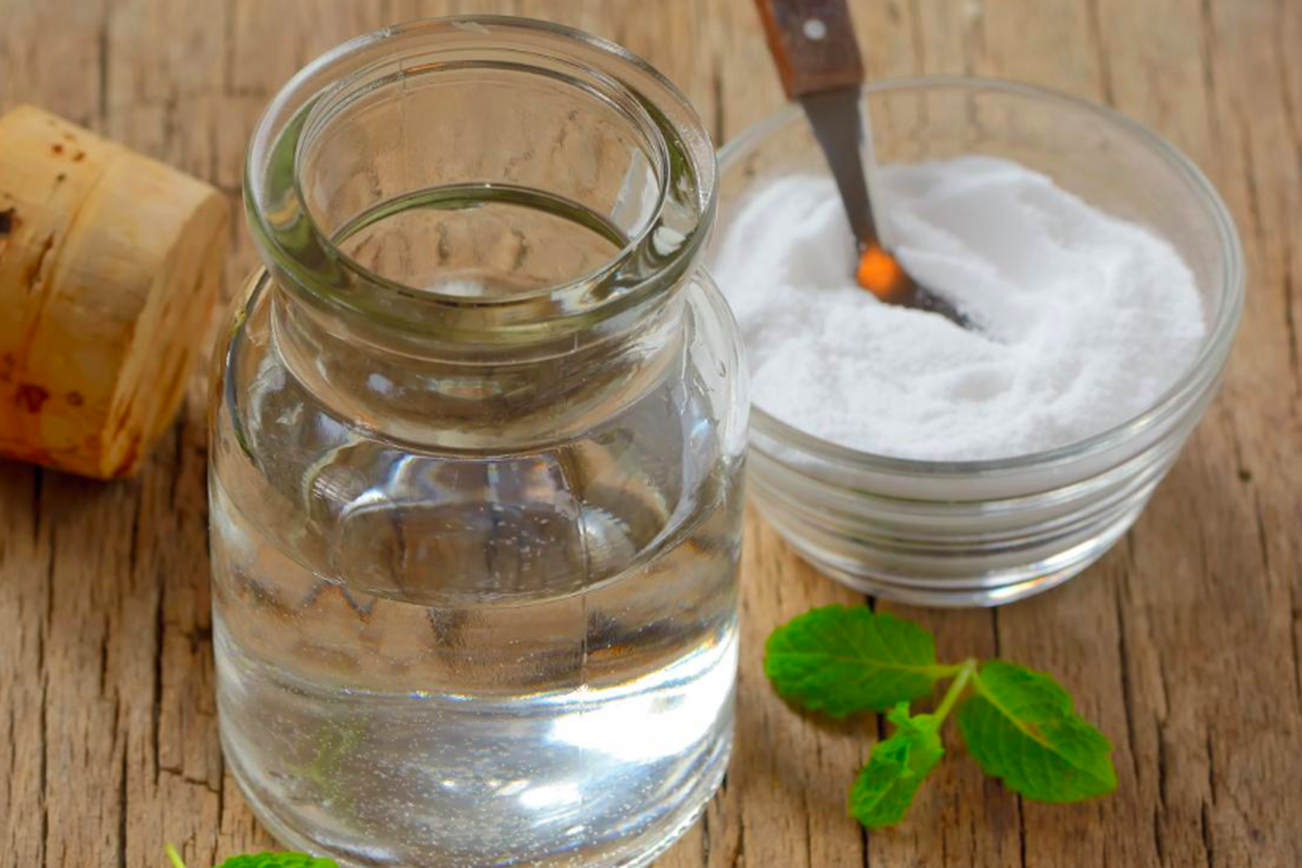 Zmiešanie peroxidu vodíka a soli: prečo sa odporúča a na čo sa používa