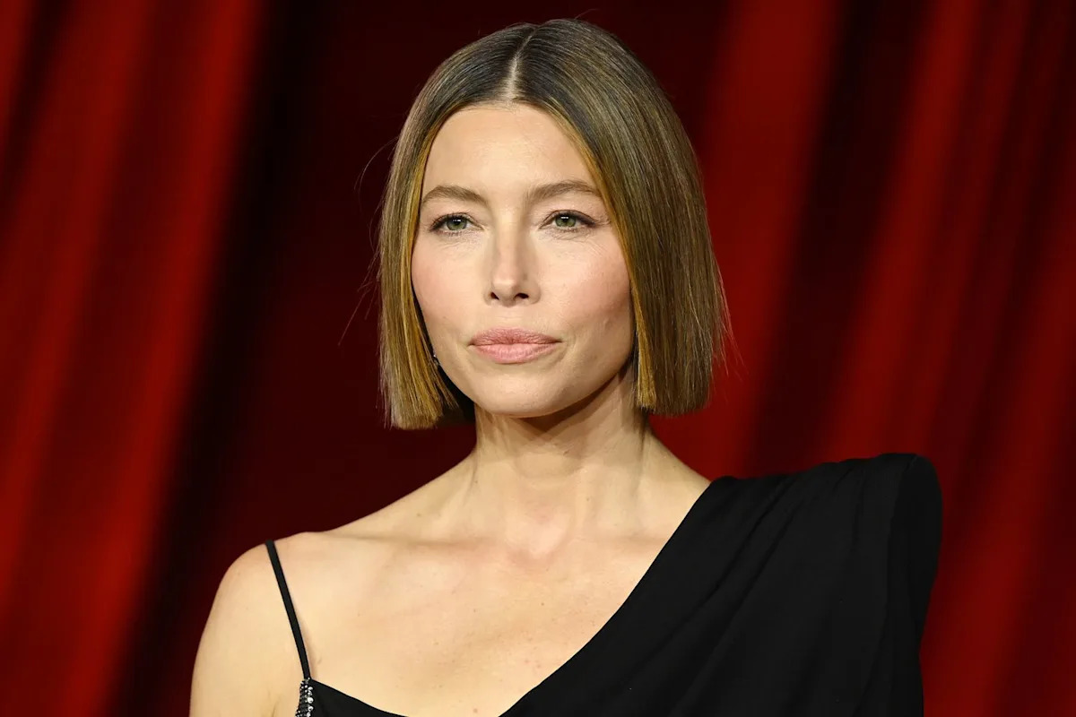 Je to najmodernejší strih pre stredne dlhé vlasy na túto jeseň, dodáva objem jemným vlasom a hodí sa ženám s okrúhlou tvárou.