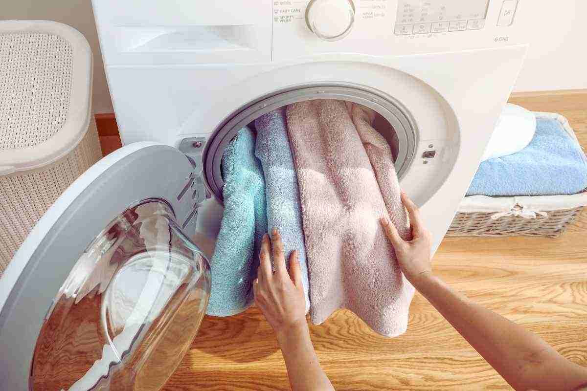 Buďte opatrní pri zatváraní dvierok práčky po jej použití: vystavujete svoje zdravie riziku.