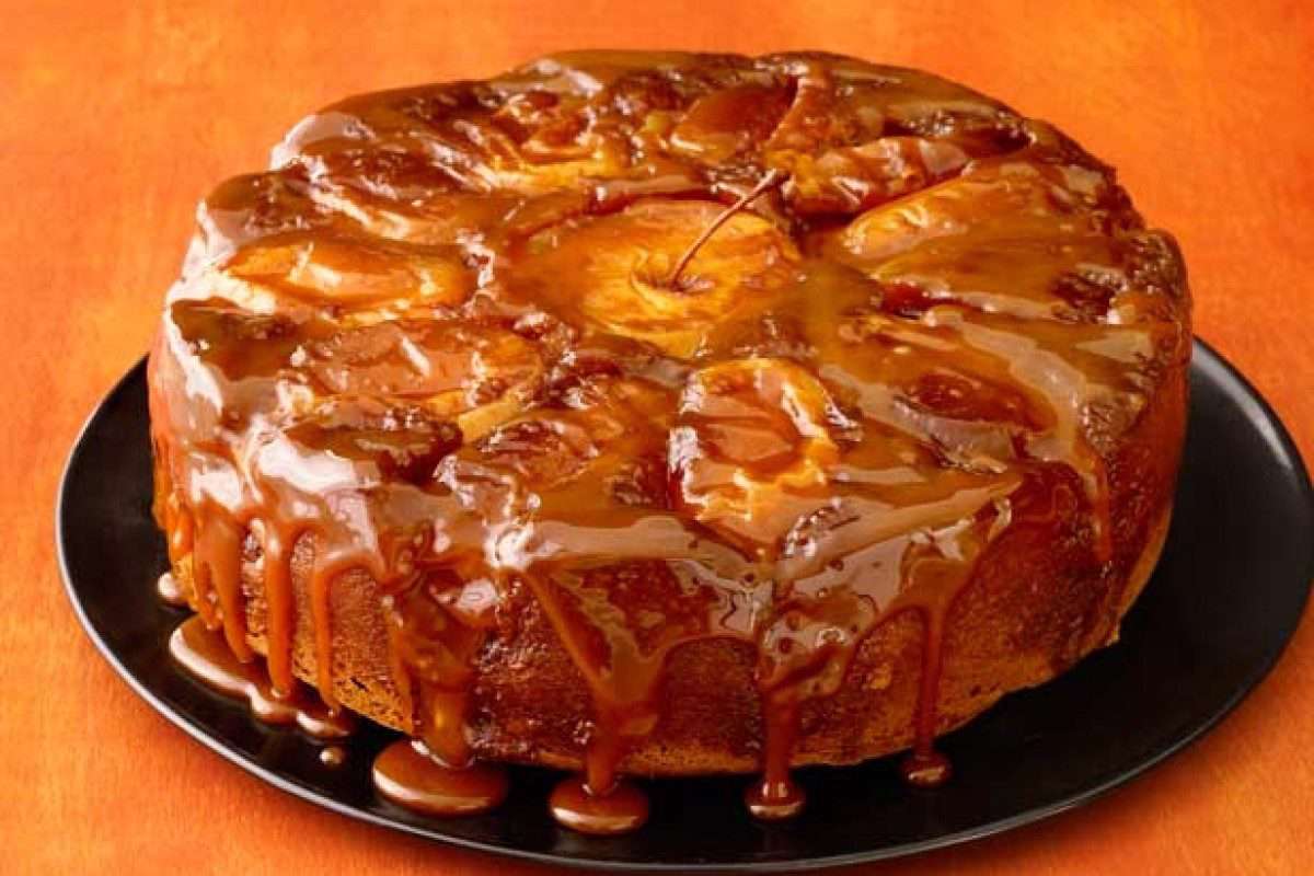 Tarte Tatin: slovenská verzia klasického jablkového koláča, pripravená naopak a karamelizovaná.