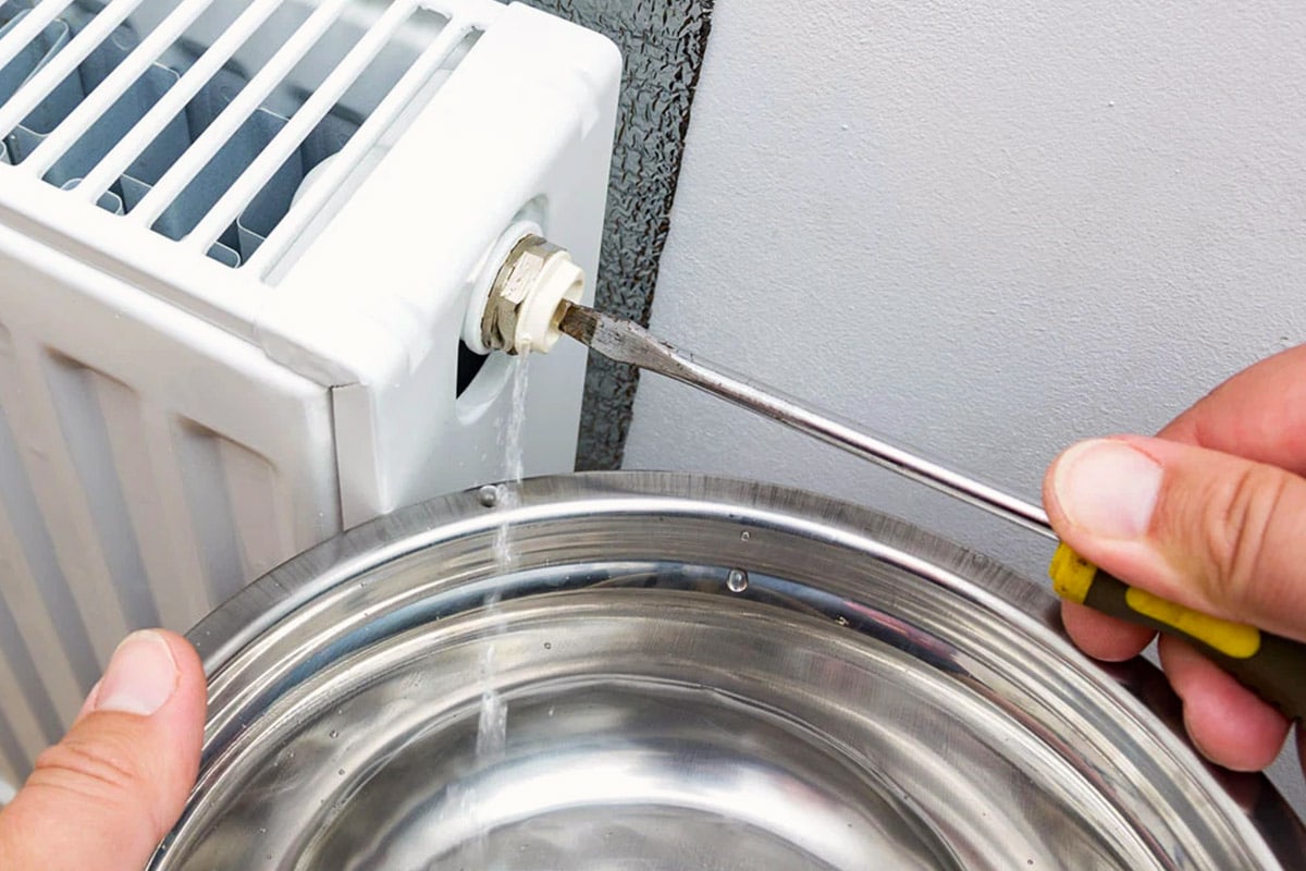 Môže jednoduchá fľaša vody umiestnená vedľa radiátora skutočne znížiť vaše účty za kúrenie?