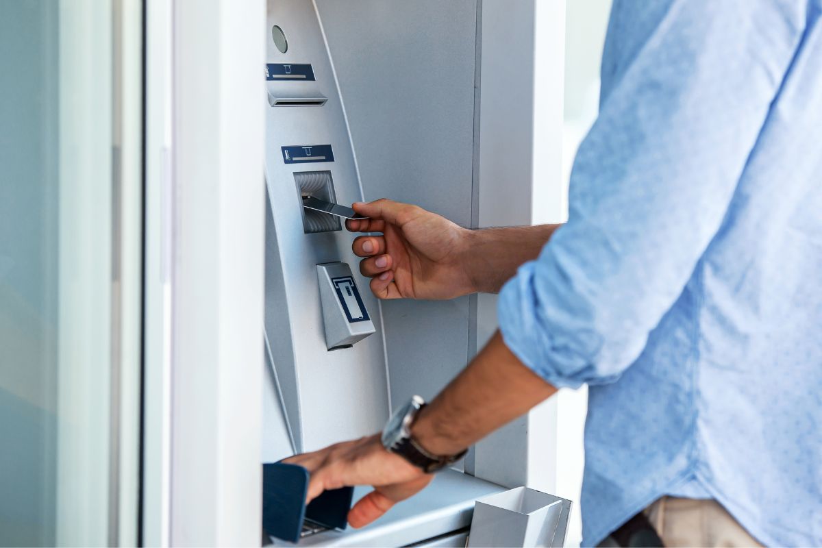 Karta už nie je potrebná v bankomatoch: ako vybrať hotovosť bez plastovej karty