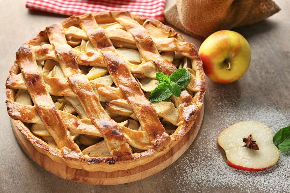 Tarte Tatin: slovenská verzia klasického jablkového koláča, pripravená naopak a karamelizovaná.