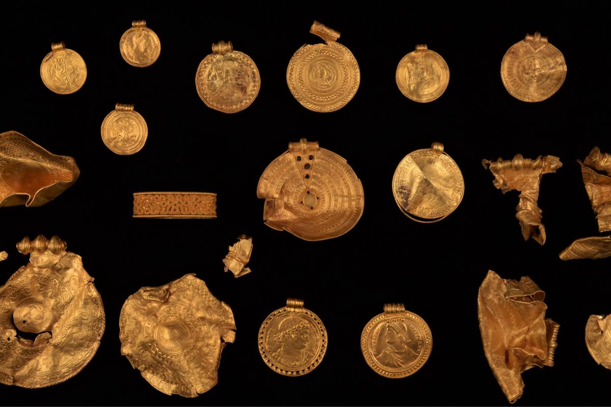 Zlaté mince a zlaté tehličky nájdené na poli patria jednej krajine