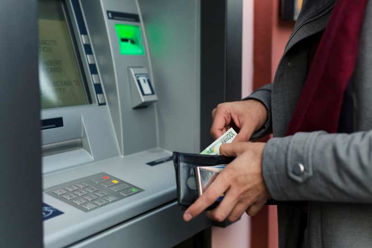 Karta už nie je potrebná v bankomatoch: ako vybrať hotovosť bez plastovej karty
