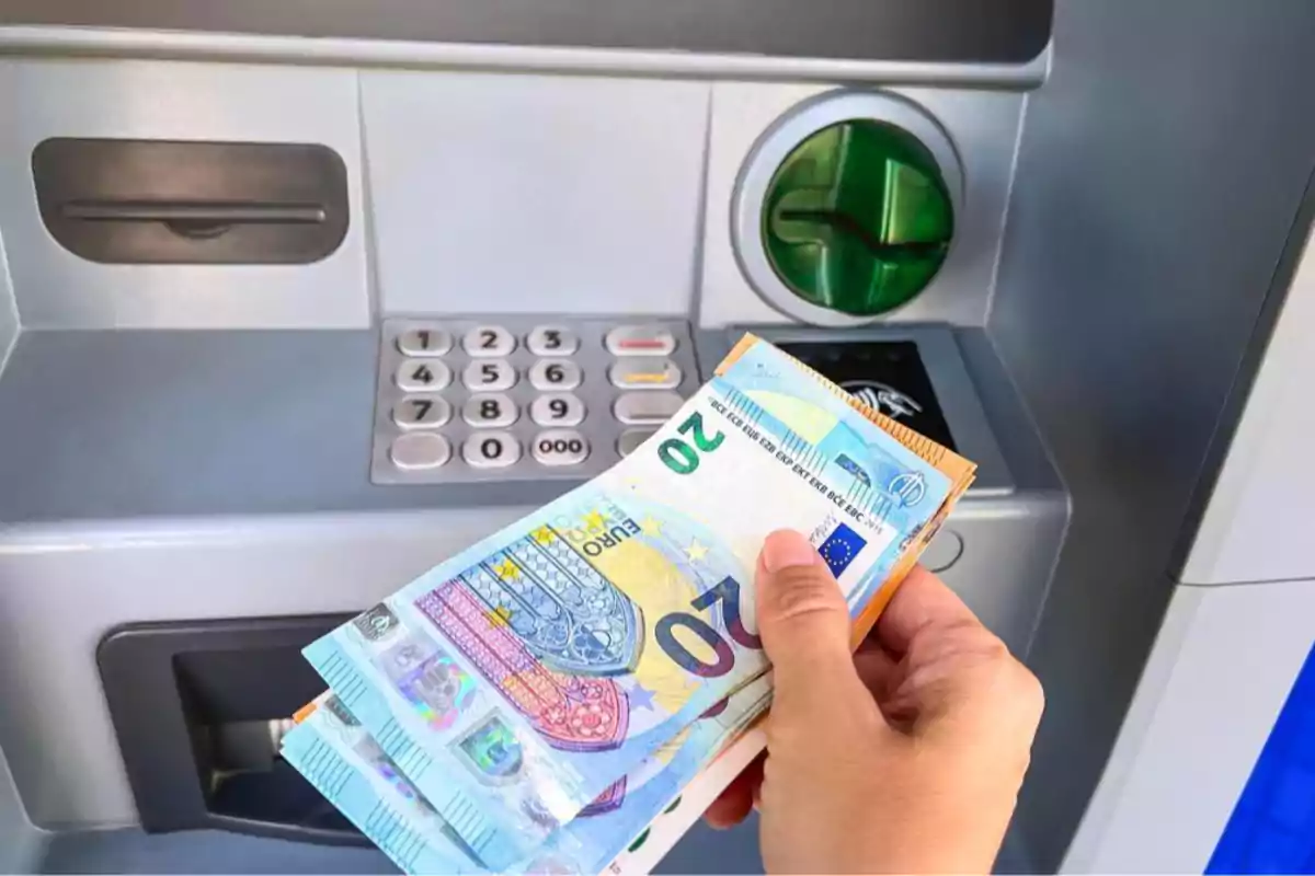 Vkladanie peňazí do bankomatu: existuje jeden trik, ktorý používa mnoho ľudí: funguje a je geniálny.