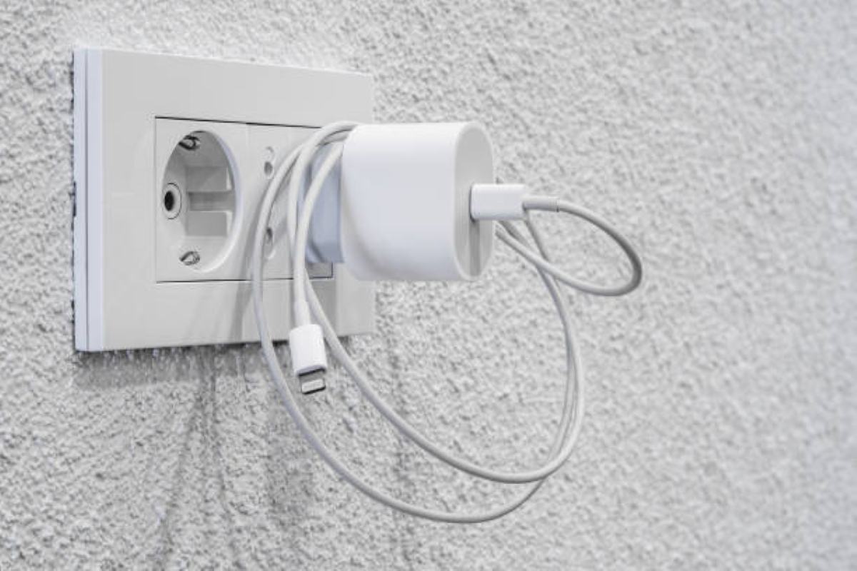 Mnoho ľudí robí túto chybu pri nabíjaní mobilného telefónu, čo spôsobuje neustály nárast ich účtov za elektrickú energiu.