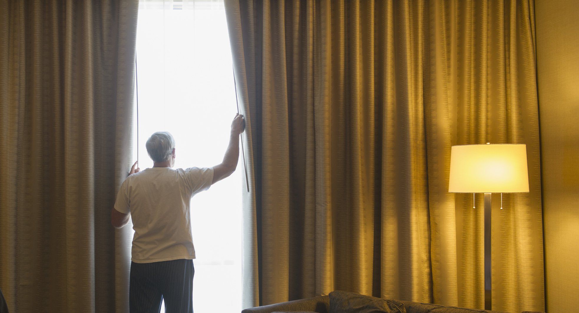 Odborník žiada: o 17:30 zatiahnite žalúzie a závesy v dome