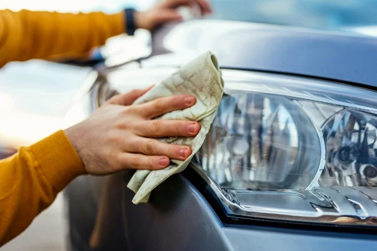 Prečo je potrebné postriekať svetlá automobilu octom: čo to znamená?