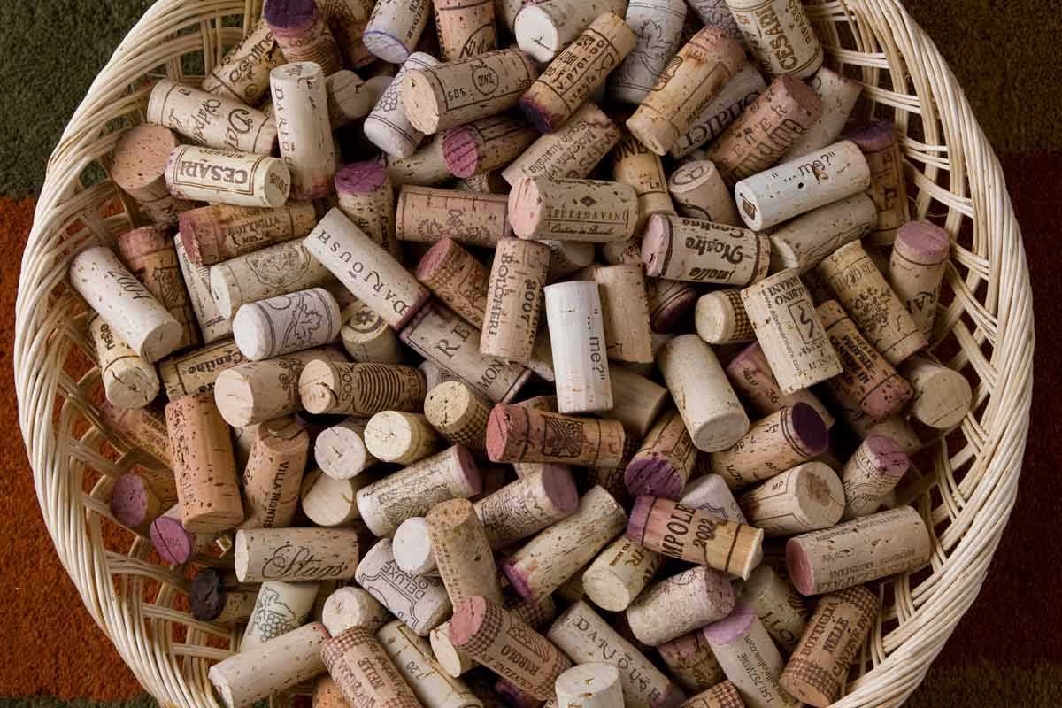 Umiestnenie vínnych zátok v interiéri automobilu: jednoduchý trik, ktorý stále viac vodičov využíva na úsporu peňazí.