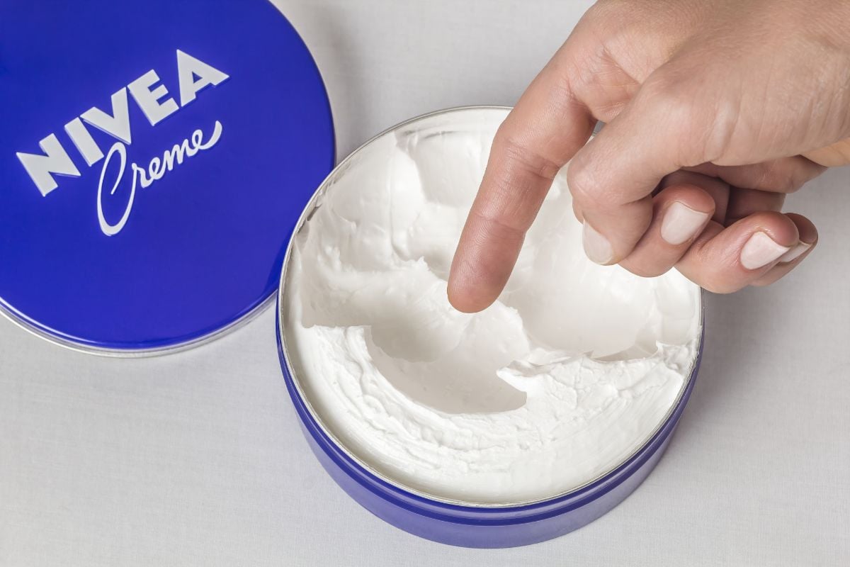 Úžasný trik s citrónom a krémom Nivea, ktorý používa čoraz viac ľudí