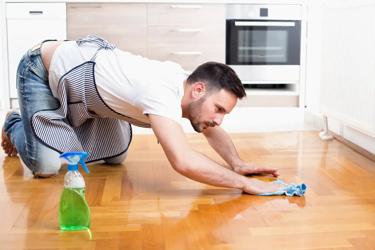 Čo pridať do vedra s vodou, aby boli podlahy čisté a ako nové, bez bielidla a amoniaku