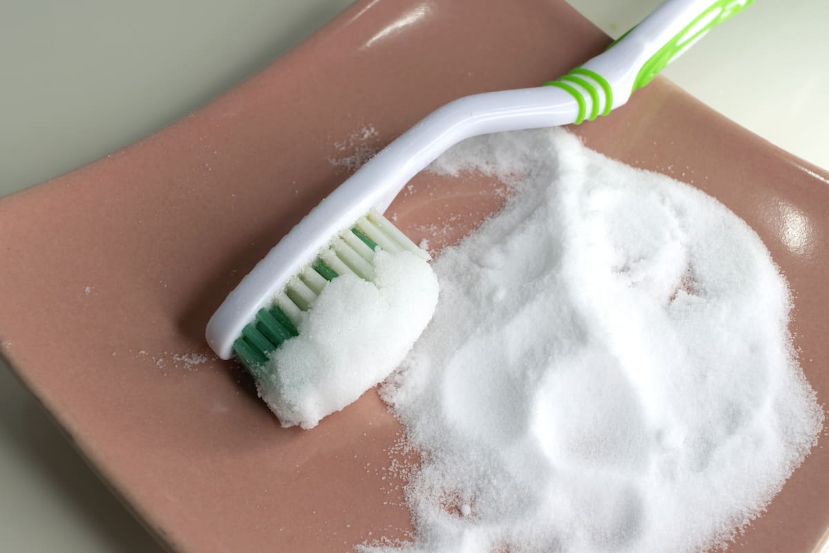 Zmiešanie bikarbonátu so zubnou pastou: načo je to dobré a aké nečakané riešenie to prináša