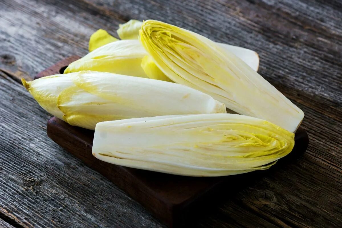 Podceňovaná zelenina, ktorá pomáha chudnúť a zlepšuje zrak. Saláty a zapekané jedlá sú najchutnejšie