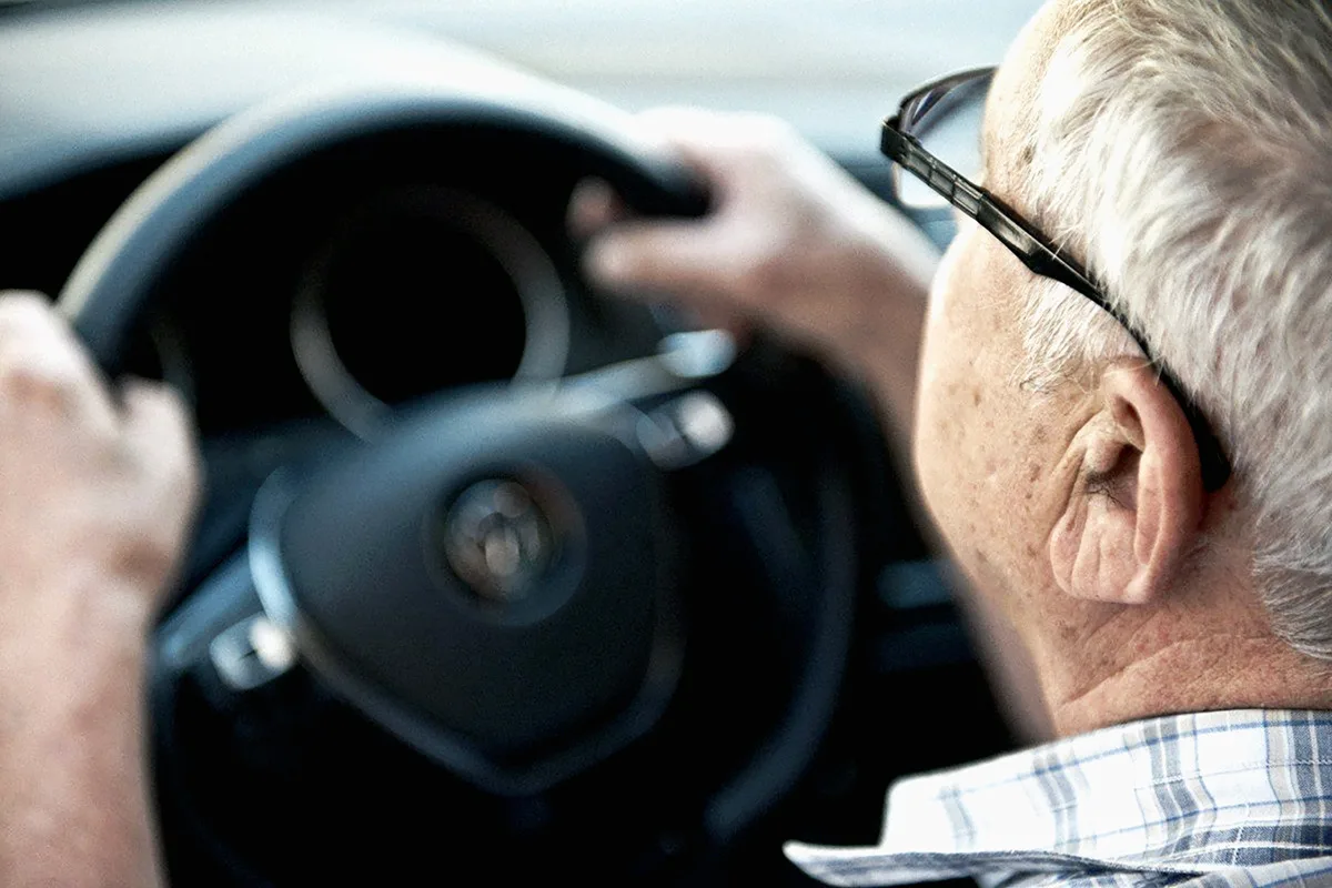 Kedy by starší ľudia mali prestať šoférovať? Príznaky, ktoré pomáhajú určiť vhodný čas a vyhnúť sa rizikám za volantom.
