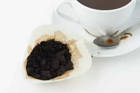 Ako použiť kávovú usadeninu na čistenie umývadla bez chemikálií