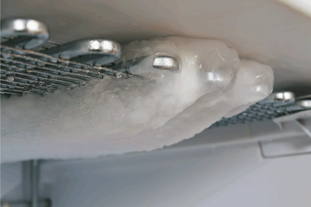 Odstráňte ľad z mrazničky za pár minút pomocou hliníkovej fólie a ušetrite energiu.