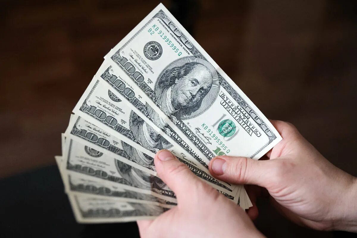 Koľko bude stáť dolár na konci roka podľa popredných súkromných analytikov?