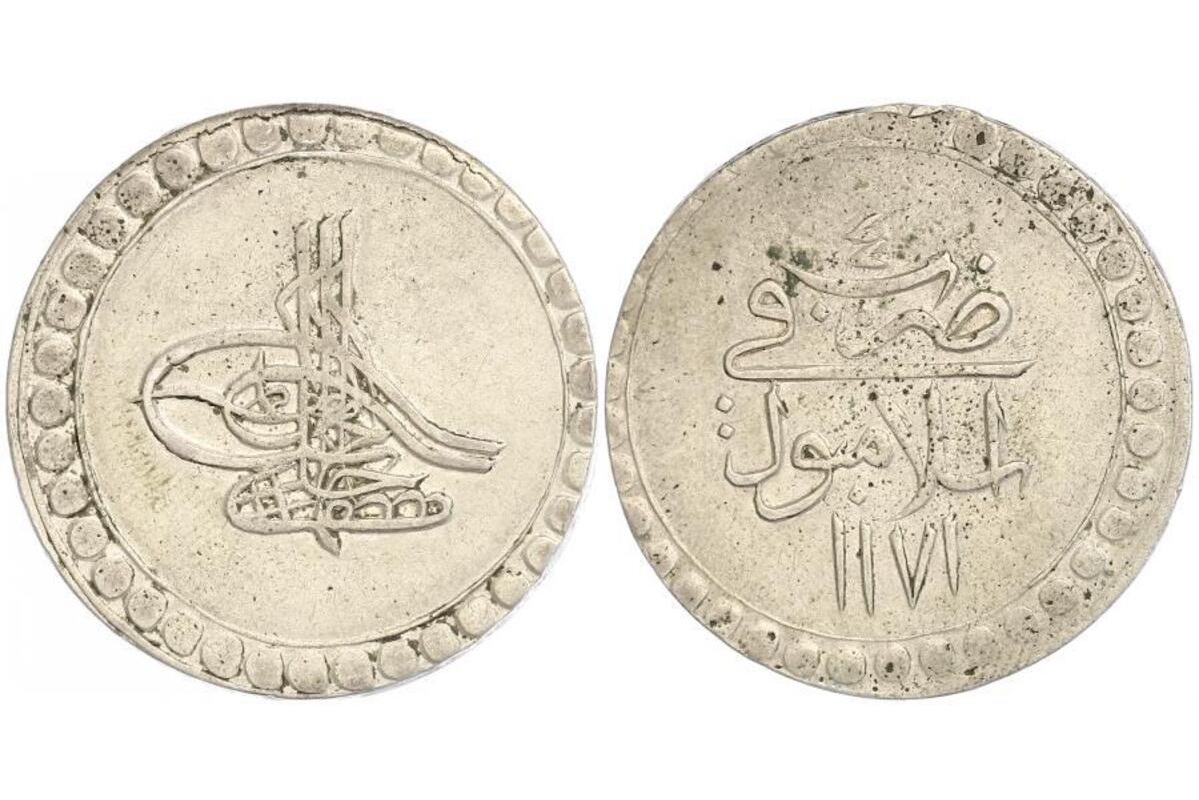 Vyšiel na prechádzku do lesa, narazil na štyri vázy a vo vnútri nich objavil strieborný poklad z čias vlády sultána.