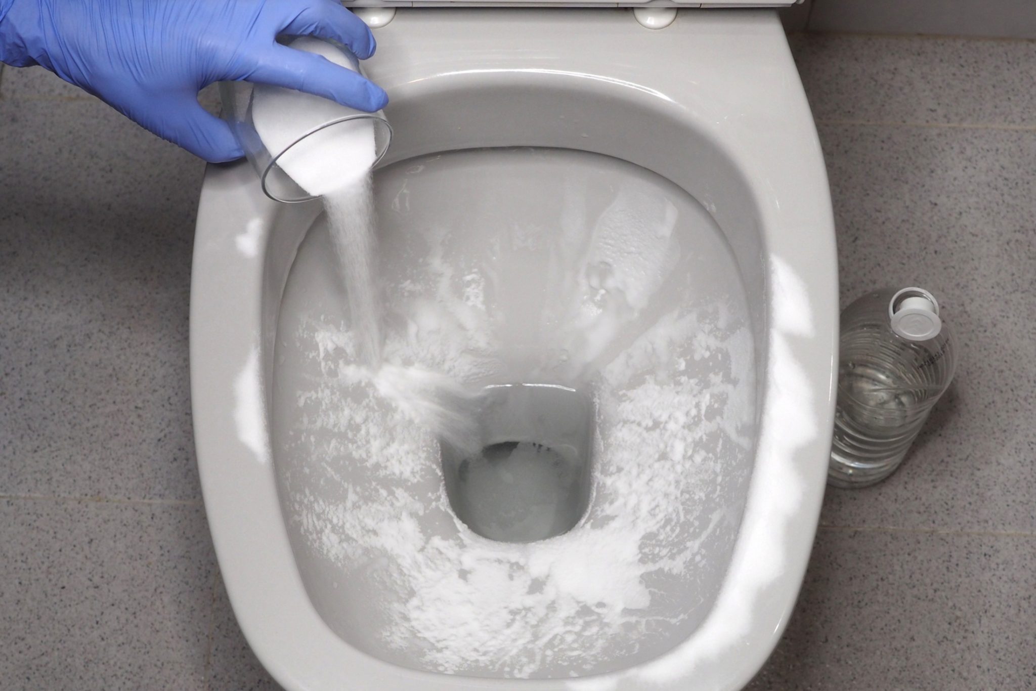 3 domáce prostriedky, ktoré účinne odstraňujú močový povlak v toalete