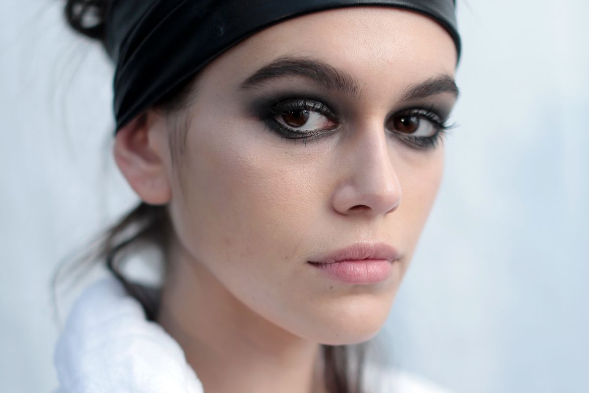 Machiajul neglijent din anii '90 este din nou la modă. Cum să porți machiajul grunge?