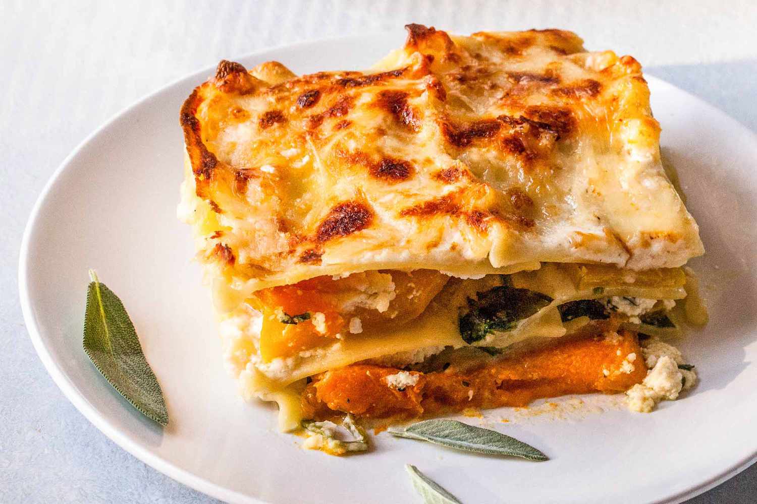 Táto vegetariánska lasagna s tekvicou je skutočná lahôdka z rúry
