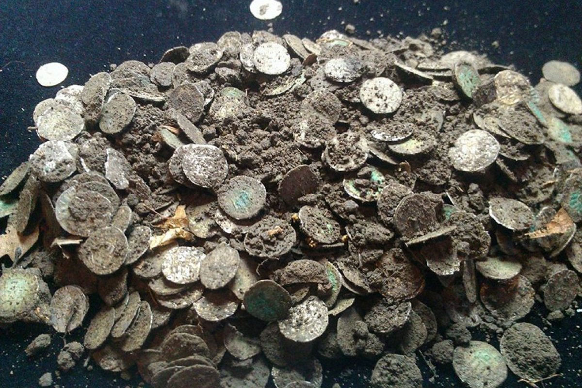 V lodi, ktorá sa potopila v rieke Rona pred 1800 rokmi, bolo nájdených viac ako 800 rímskych mincí.