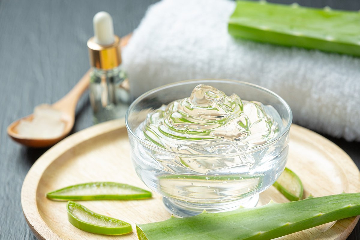 Aloe vera na tvár: ako používať prírodný gél na hydratáciu, zmiernenie zápalov a omladenie pokožky.