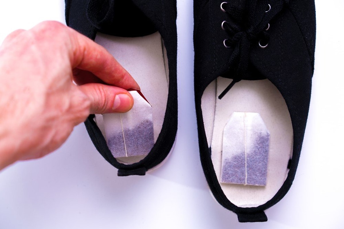 Ako natrvalo odstrániť nepríjemný zápach z topánok