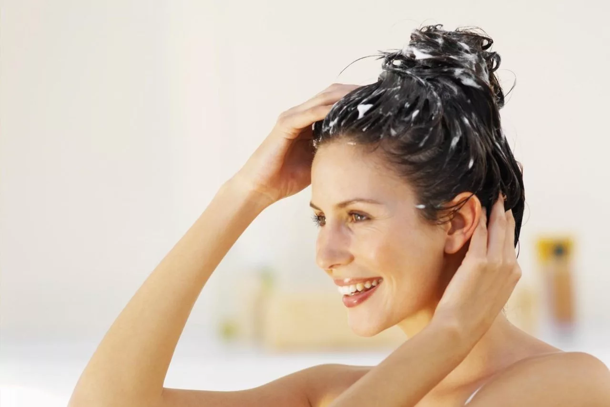 Priveďte k varu a naneste na vlasy. Budú hladké a lesklé ako po profesionálnom laminovaní.