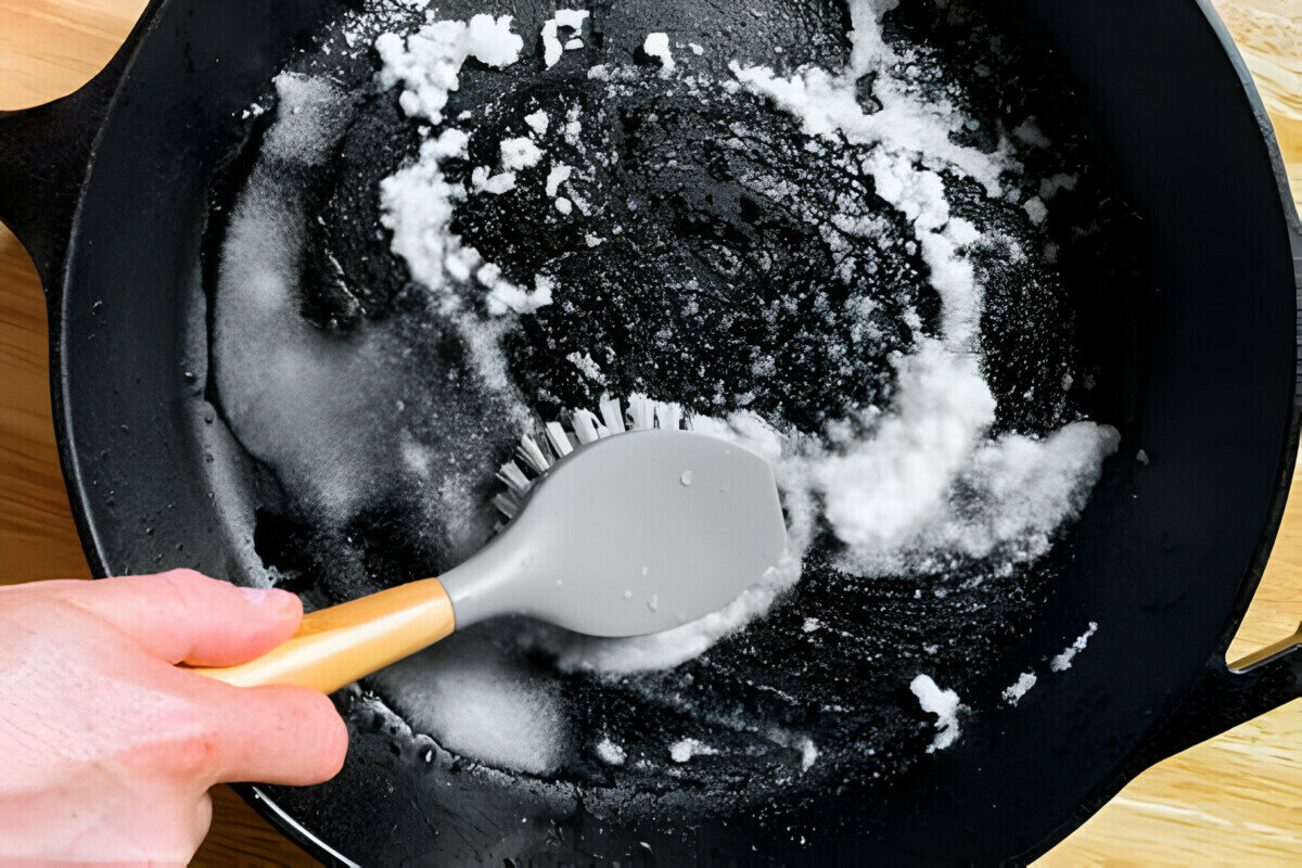 Kúzelný trik, ako odstrániť tuk z panvíc bez octu a jedlej sódy