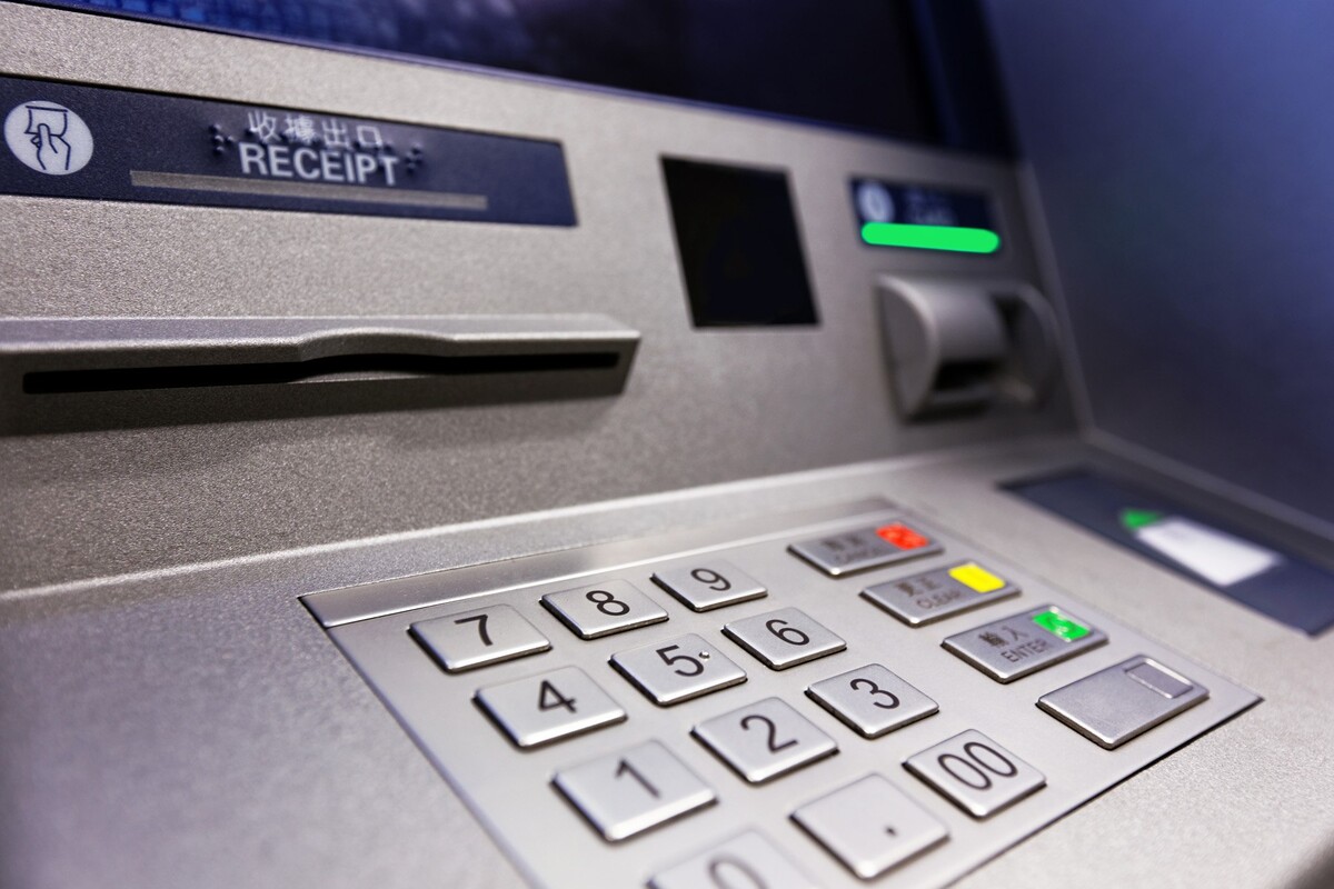 Bankomat: Stláčate toto dôležité tlačidlo po výbere hotovosti? Je to jediný spôsob, ako uchovať svoje úspory.