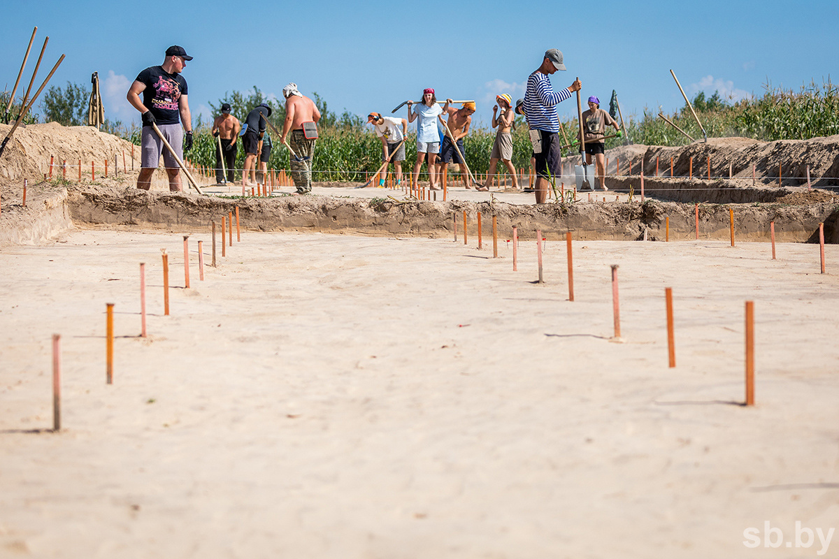 Zlaté mince a zlaté tehličky nájdené na poli patria jednej krajine