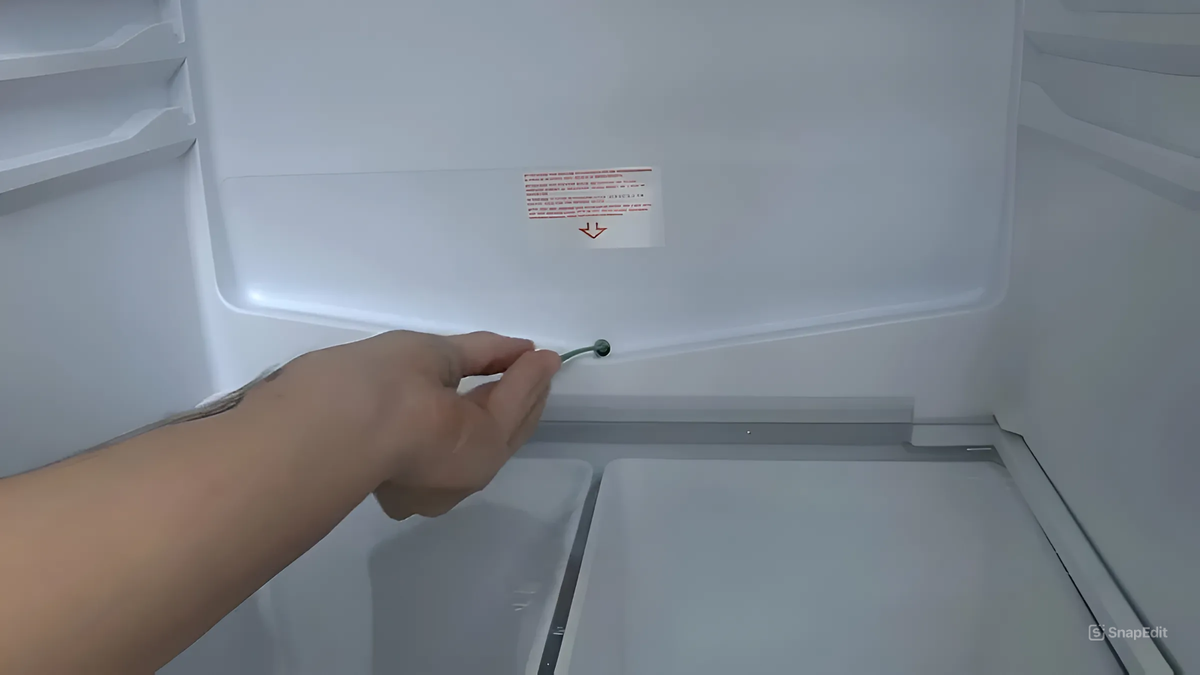 Málokto vie, na čo slúži malý otvor v mrazničke chladničky