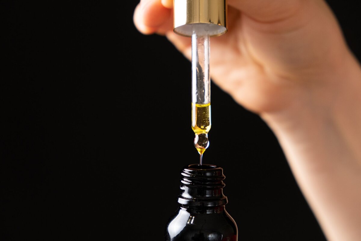 Ricinový olej – ideálne riešenie pre redšie obočie: výhody a použitie