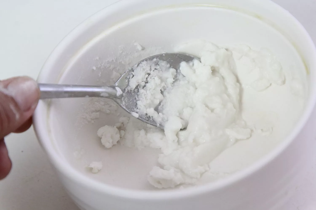 Robím domáce pastu z dvoch ingrediencií a nanášam ju na škárovanie. Za 10 minút vyzerá ako nové.
