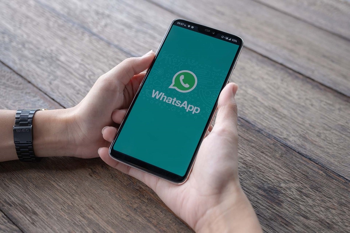 Aký je účel používania „režimu v lietadle“ v aplikácii WhatsApp?