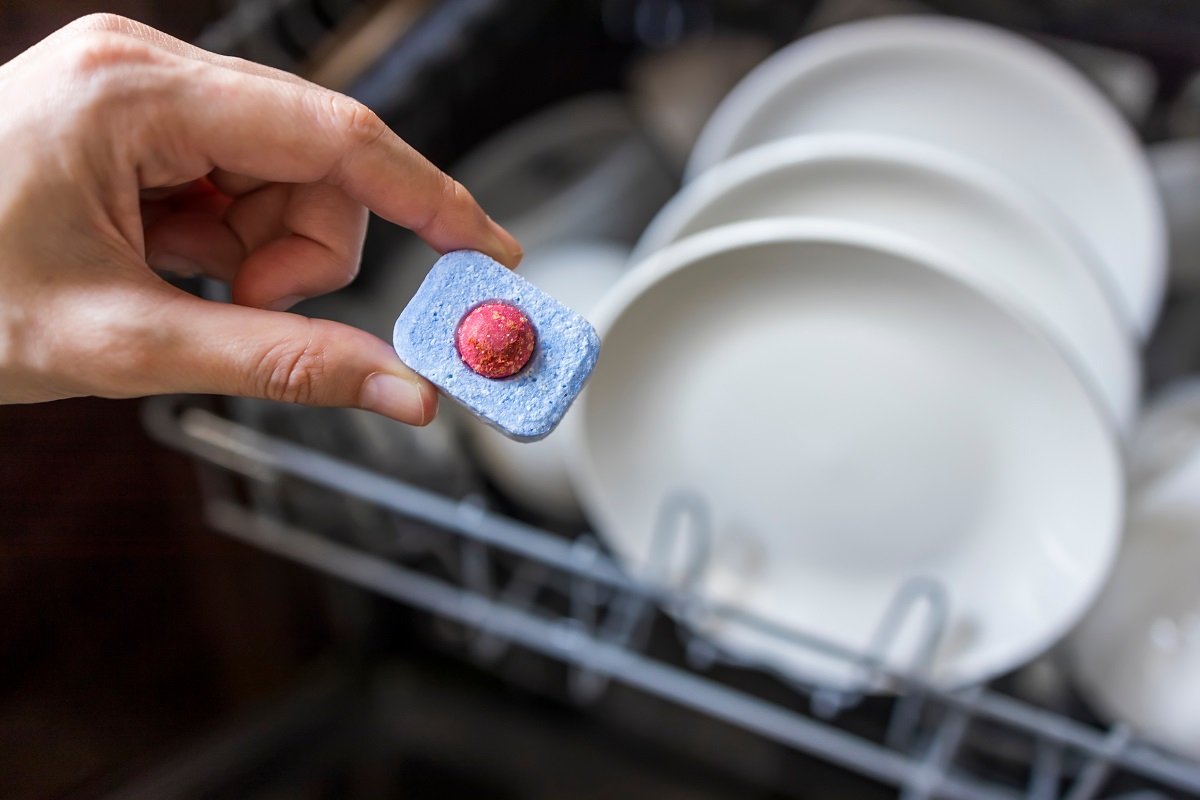 Od bielenia obliečok a uterákov po čistenie odtokov: 7 spôsobov použitia tabliet do umývačky riadu v domácnosti.