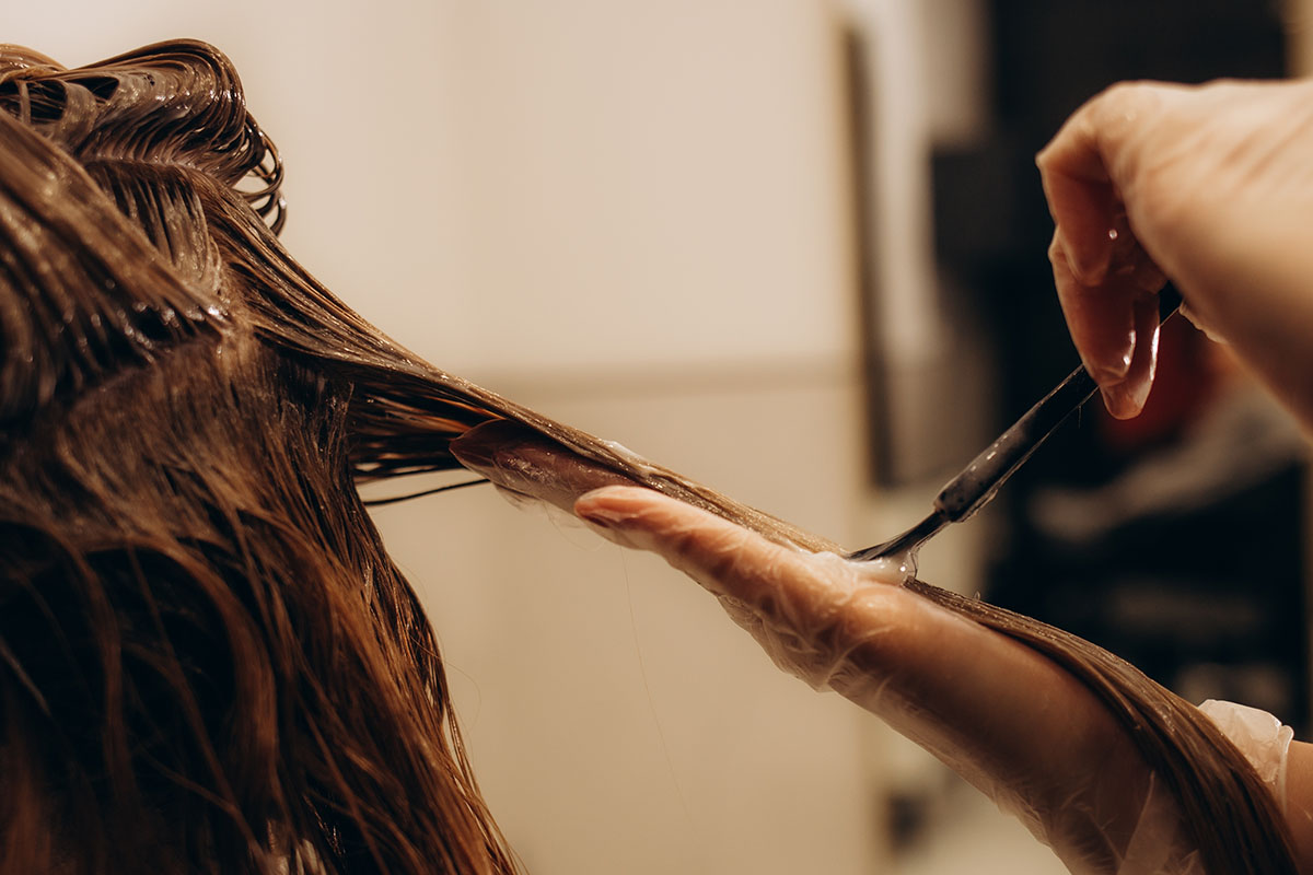 Žiadne farby: nový trend zakrýva šedivé vlasy a omladzuje vzhľad