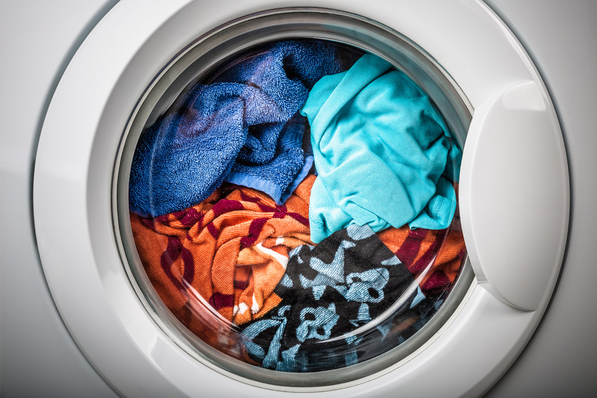 Oblečenie po praní získa späť svoju farbu a bude vyzerať ako nové. Stačí prostriedok z kuchynského stola.